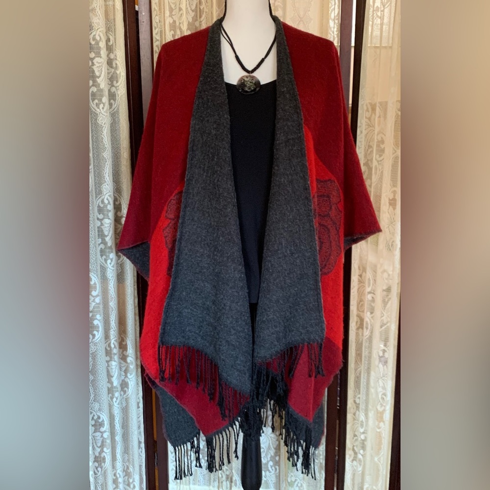 BEAUTIFUL REVERSIBLE ROSE DESIGN FRINGED CAPE PANCHO SHAWL - Picture 9 of 12